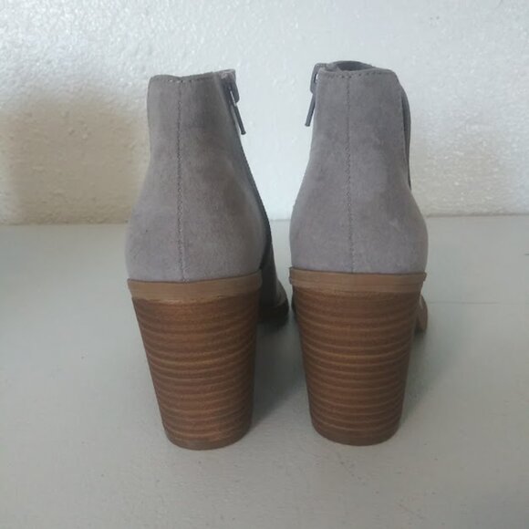 Dolce Vita women's size 6 gray suede ankle bootie - Picture 3 of 10